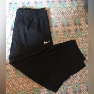 Nike Sportswear Essential
Women's High-Rise Curve Trousers